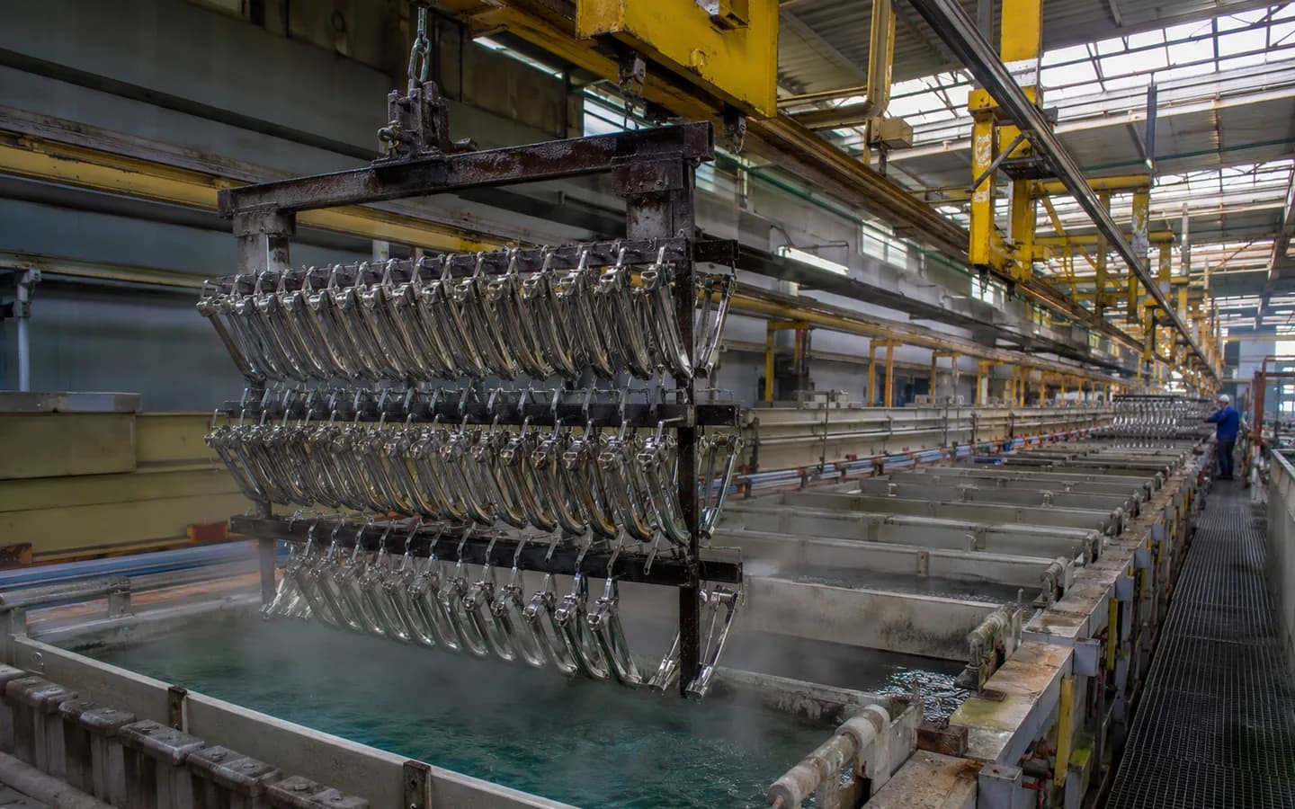 Galvanik-Betrieb stabilisiert Bezug bei hoher Grundlast.