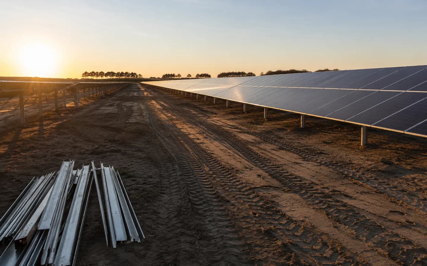 Neuer Solarpark mit integriertem Speicher.